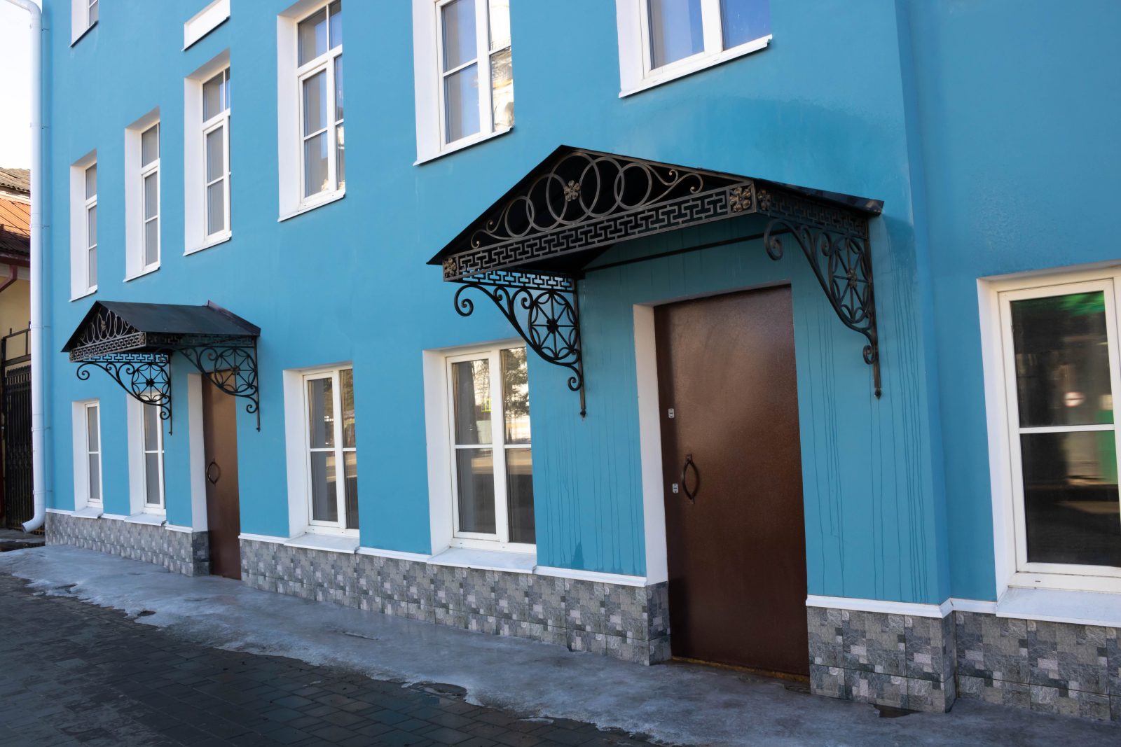 Nadstreški za vhodna vrata so mi prišli še kako prav